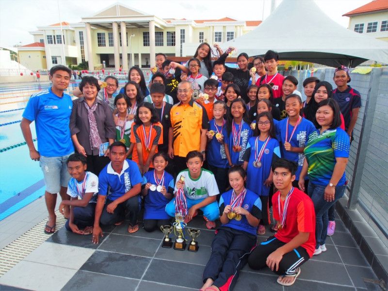 LIS - Secondary school Champion A total of 45 swimmers from LIS participated in this competition. Middle: YB Datuk Rozman Isli. From Left: Coach Clement David Leong, Puan Zainab Batin (LIS principal)