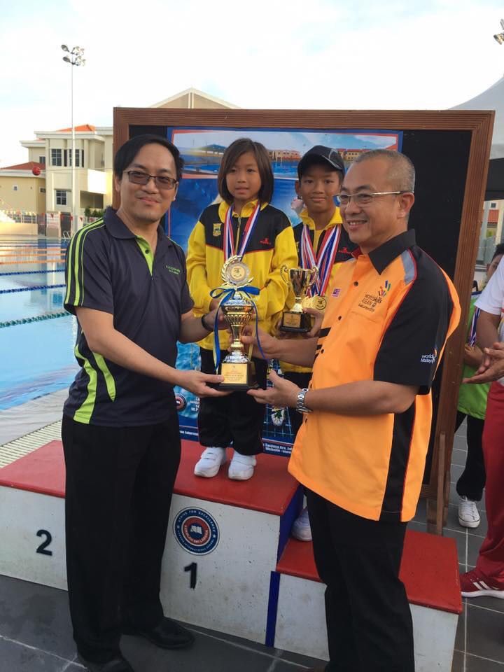 SJKC Chi Wen won the Primary School Champion. Trophy received by Headmaster of SJKC Chi Wen. 