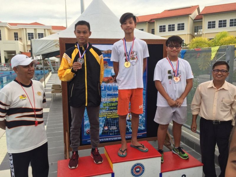 Diving 1m Springboard: Gold medal Darren Chua from LIS. Silver: Mohd Najib bin Abdul Majid (SMK Labuan) Bronze: Khoo Peng Juan (LIS) 