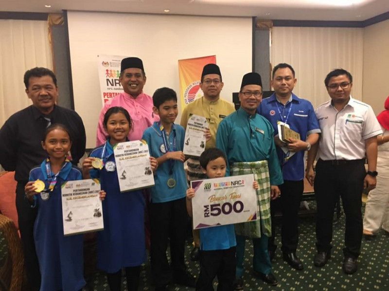 The Champion Team B with Encik Hasbollah Amit from Department of Education Labuan