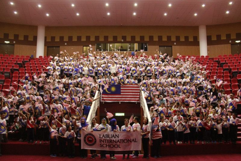  Audi Group Photo: All teachers and students gathered for a group photo in their Jalur Gemilang t-shirts.